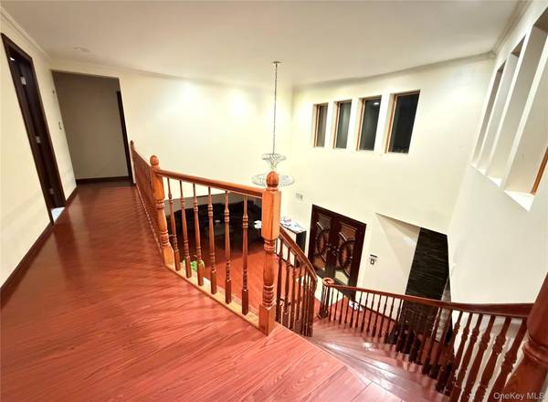26105 Bridgewater AVE, Glen Oaks, NY 11004