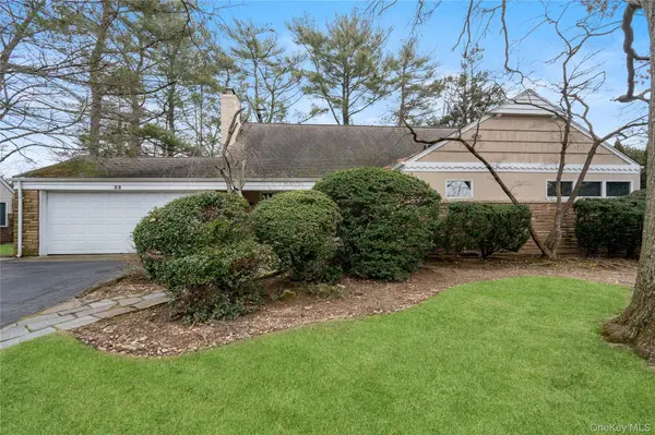 32 Arbor RD,  East Hills,  NY 11577