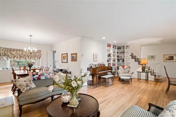 32 Arbor RD, East Hills, NY 11577