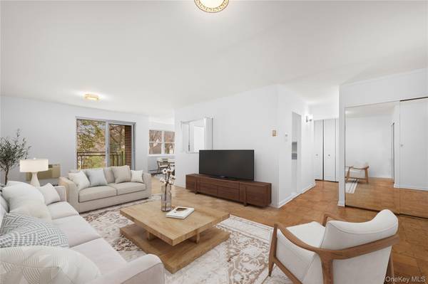 10 Ipswich AVE #4M, Great Neck, NY 11021