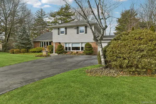 14 Fairway DR, Great Neck, NY 11020