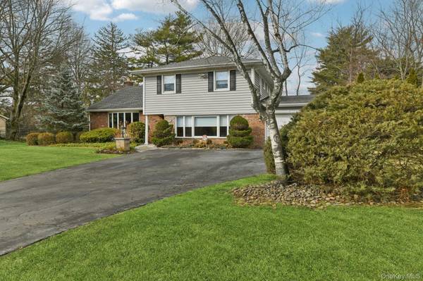 14 Fairway DR, Great Neck, NY 11020