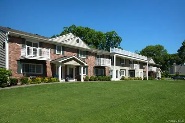 9 ipswich PL #902B, Coram, NY 11727
