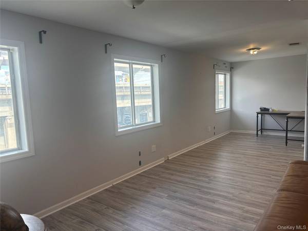 521 Oak ST, Copiague, NY 11726