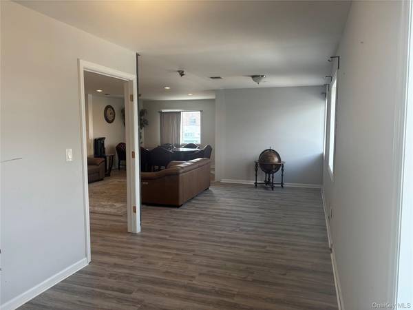 521 Oak ST, Copiague, NY 11726