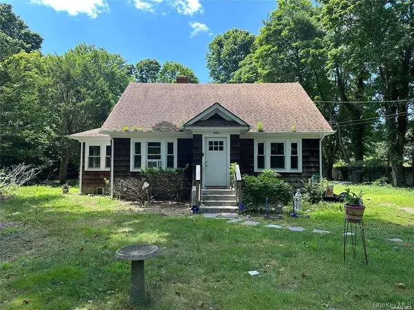 466 Munsell RD, East Patchogue, NY 11772