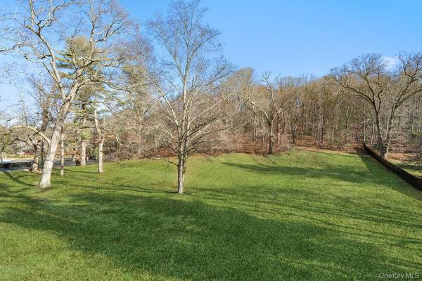 89 Mill River RD, Upper Brookville, NY 11771