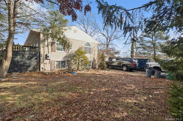 3 Allegheny DR, Farmingville, NY 11738