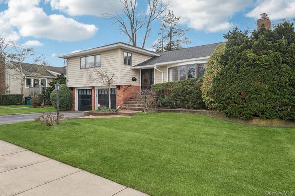 15 Baylis PL, Lynbrook, NY 11563