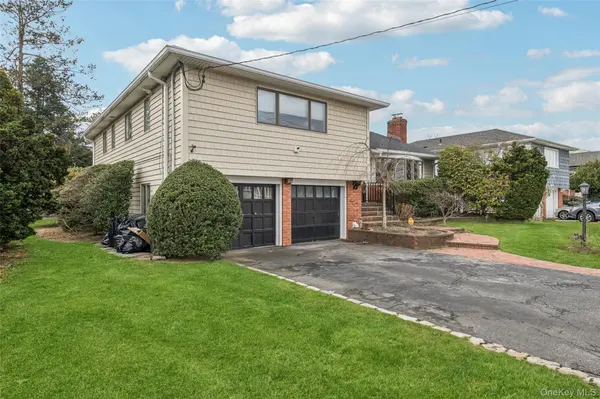 15 Baylis PL, Lynbrook, NY 11563
