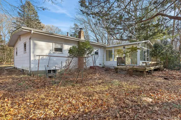 37 Cedar DR, Springs, NY 11937