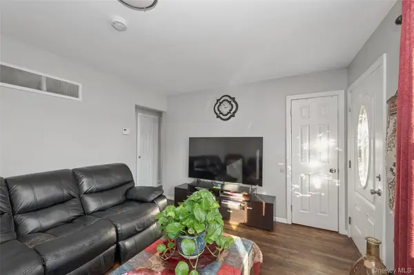 31 21st AVE, Bay Shore, NY 11706