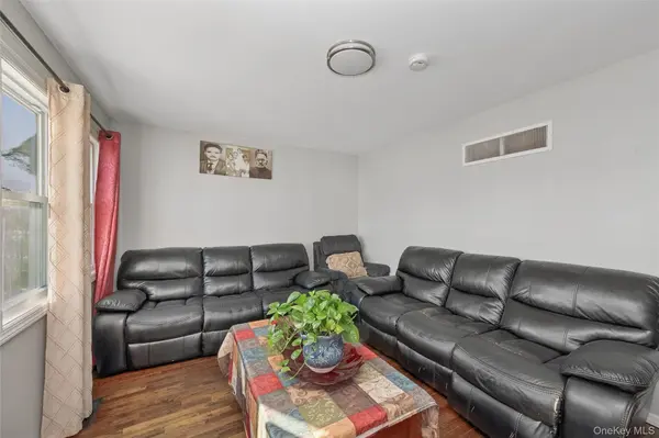 31 21st AVE, Bay Shore, NY 11706