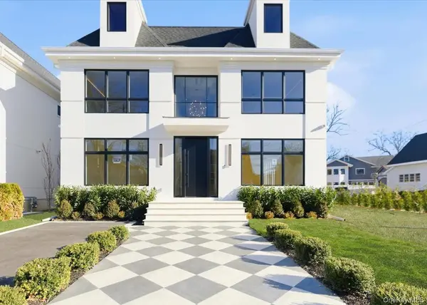 132 Park ST, Woodmere, NY 11598