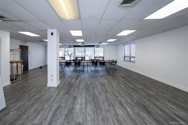40 Railroad AVE #102, Glen Head, NY 11545