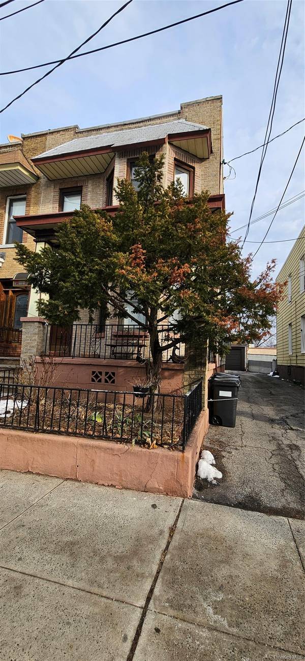 68-09 79 ST, Middle Village, NY 11379