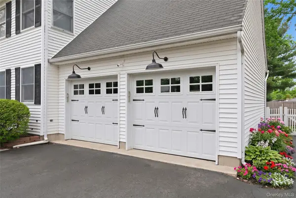 3 Hampton DR, Center Moriches, NY 11934