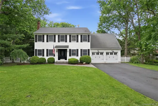 3 Hampton DR, Center Moriches, NY 11934