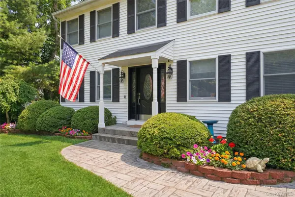 3 Hampton DR, Center Moriches, NY 11934