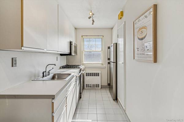 411 Merrick RD #B, Rockville Centre, NY 11570