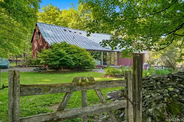 101 Drake RD, Pleasant Valley, NY 12569