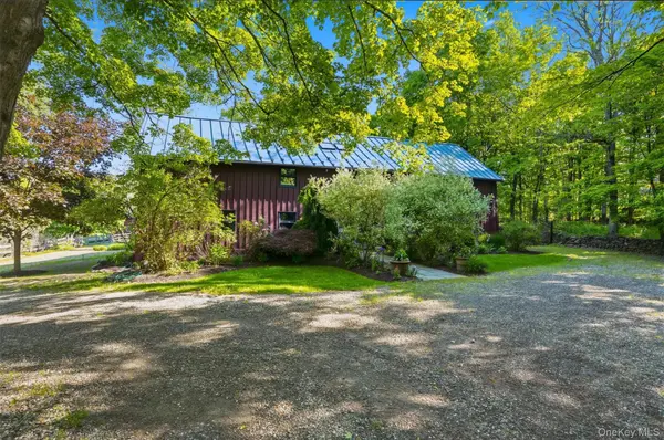 101 Drake RD, Pleasant Valley, NY 12569