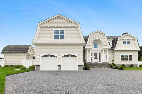 44 Club LN, Remsenburg, NY 11960