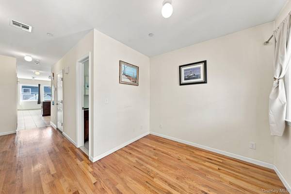 120 E 6th RD, Broad Channel, NY 11693
