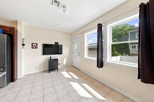 120 E 6th RD, Broad Channel, NY 11693
