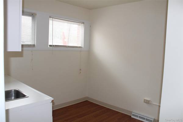 15 Moore AVE #1R, Mount Kisco, NY 10549