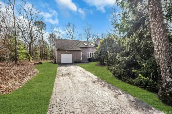 23 Bellows TER, Hampton Bays, NY 11946