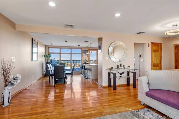 909 Gerry AVE, Lido Beach, NY 11561