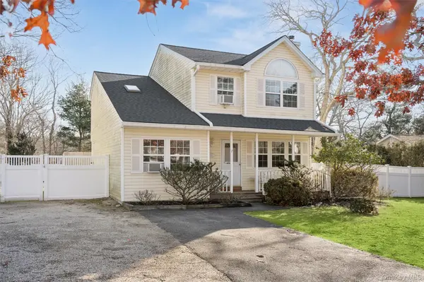 7 Huckleberry LN, Hampton Bays, NY 11946