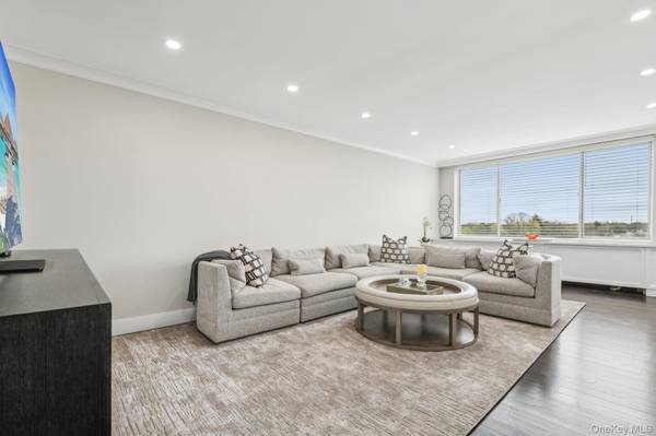 100 Hilton AVE #901, Garden City, NY 11530
