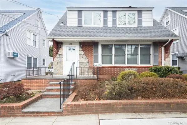 21 Cornell ST, Williston Park, NY 11596