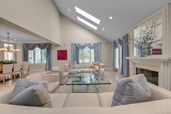 17 Evergreen CIR, Manhasset, NY 11030