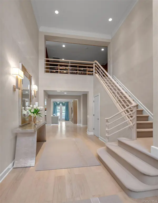 17 Evergreen CIR, Manhasset, NY 11030