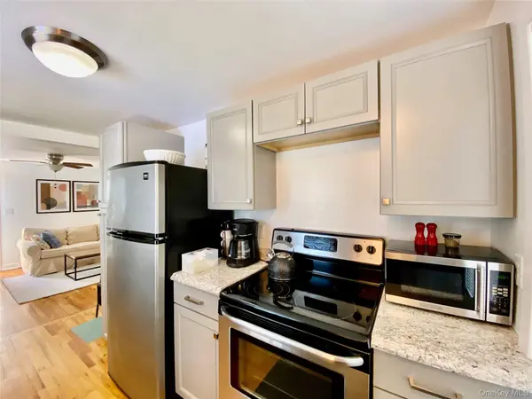 880 Wiggins ST, Greenport, NY 11944