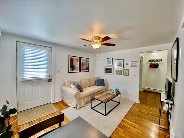 880 Wiggins ST, Greenport, NY 11944
