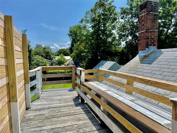 880 Wiggins ST, Greenport, NY 11944