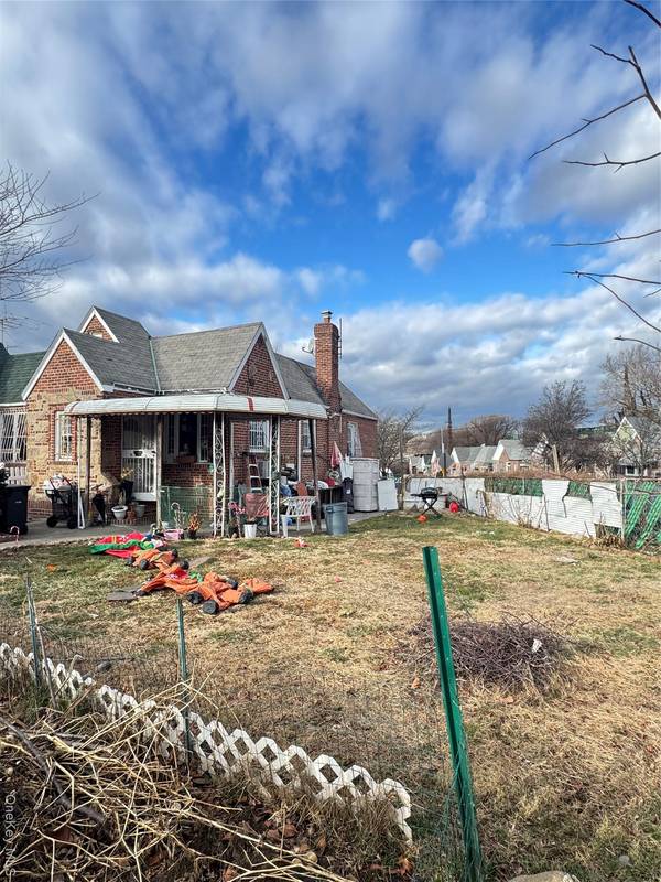 7291 Calamus AVE, Woodside, NY 11377