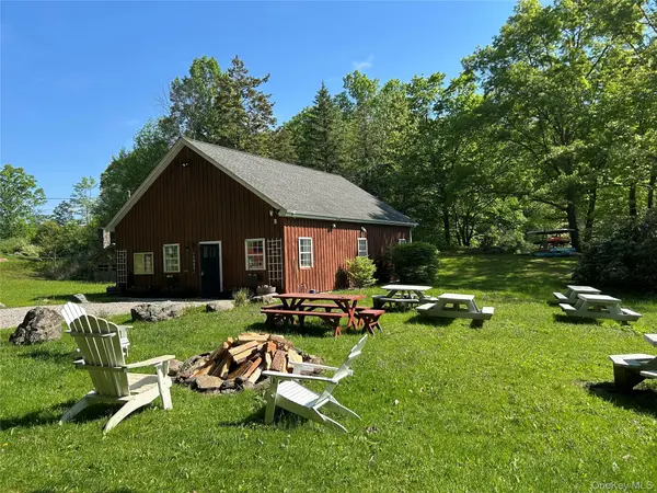 20 Hickory LN, Pawling, NY 12564