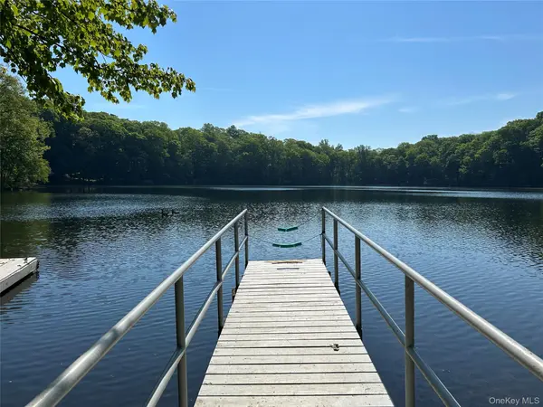 20 Hickory LN, Pawling, NY 12564