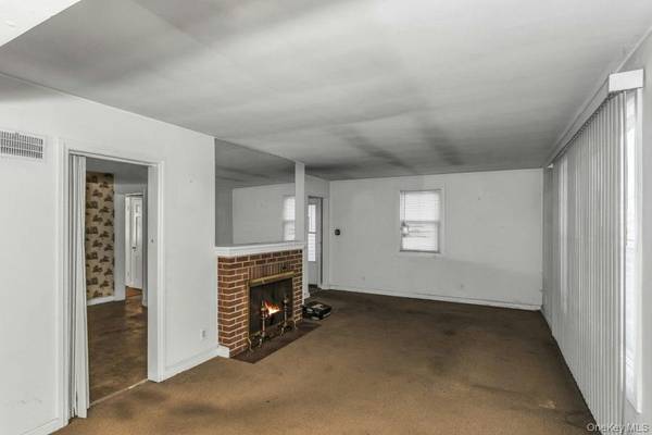 252 Toronto AVE, Massapequa, NY 11758
