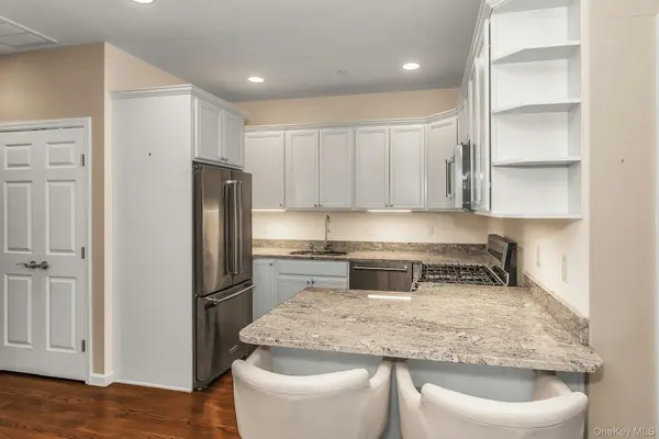 28 Spring DR, Seaford, NY 11783