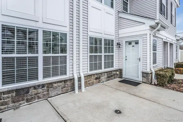 28 Spring DR, Seaford, NY 11783