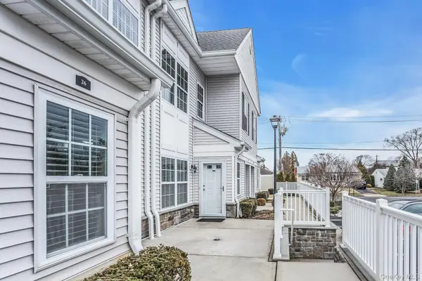 28 Spring DR, Seaford, NY 11783