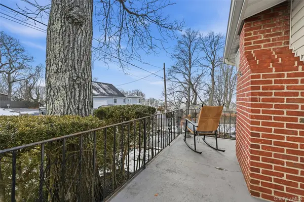 36 Oak LN, Wading River, NY 11792