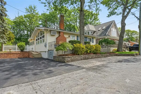 36 Oak LN, Wading River, NY 11792