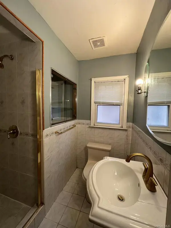 8517 115th ST, Richmond Hill, NY 11418